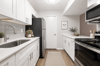 Shaker style white cabinetry w/ modern hardware